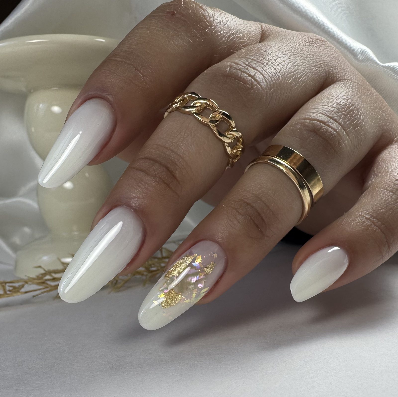Uñas blancas con incrustación
