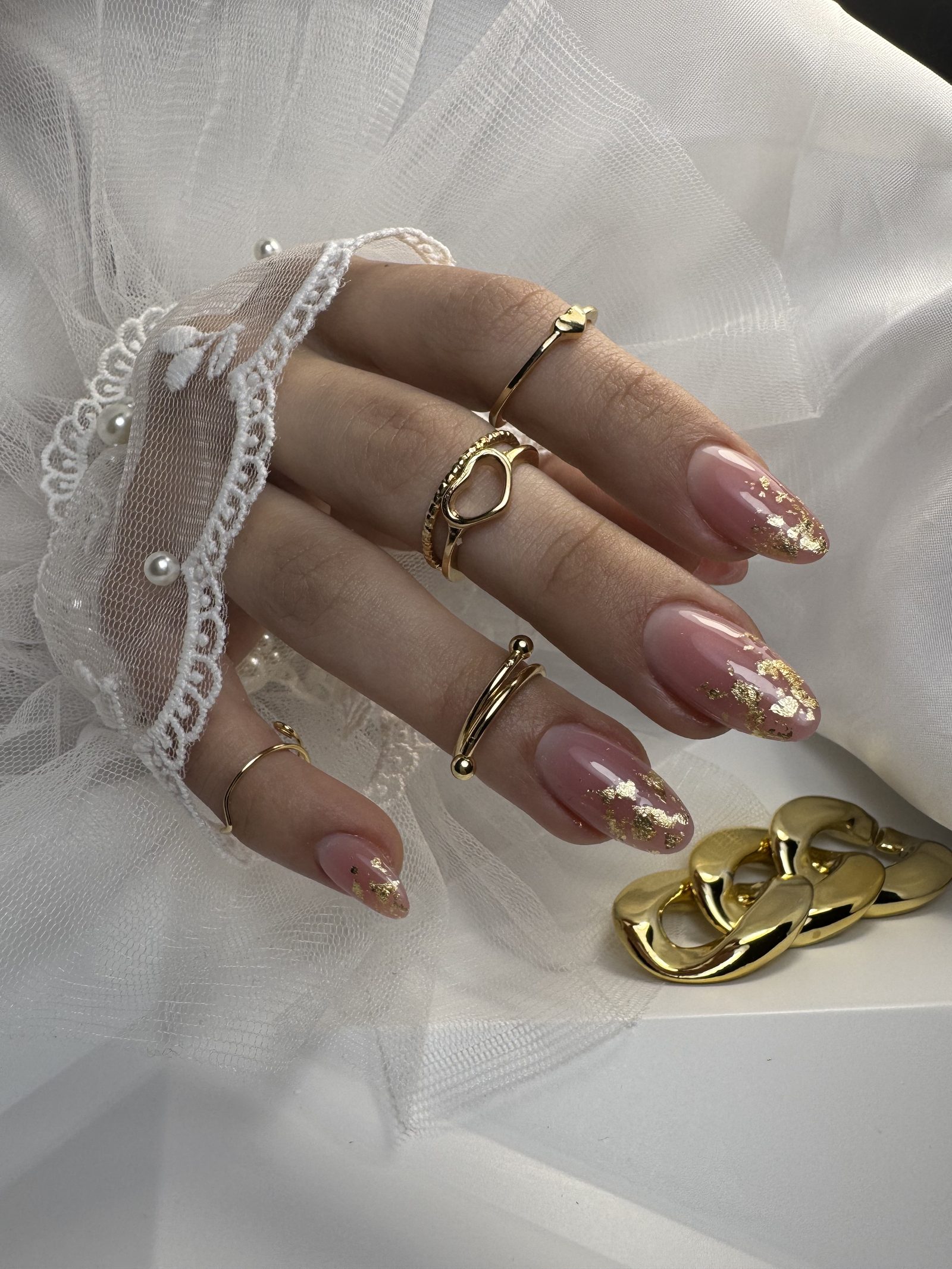 Diseño de uñas con joyería fina