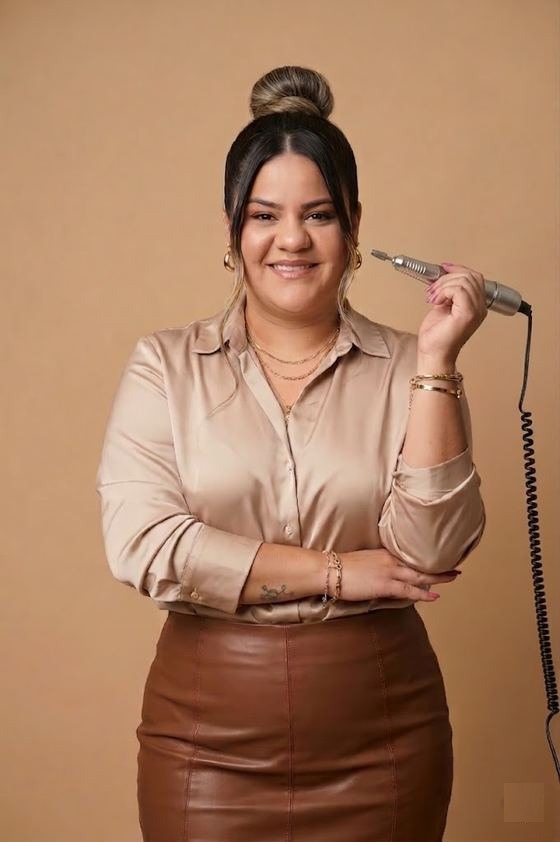 Laura Rincón con drill profesional · Creadora de Manicurista Start