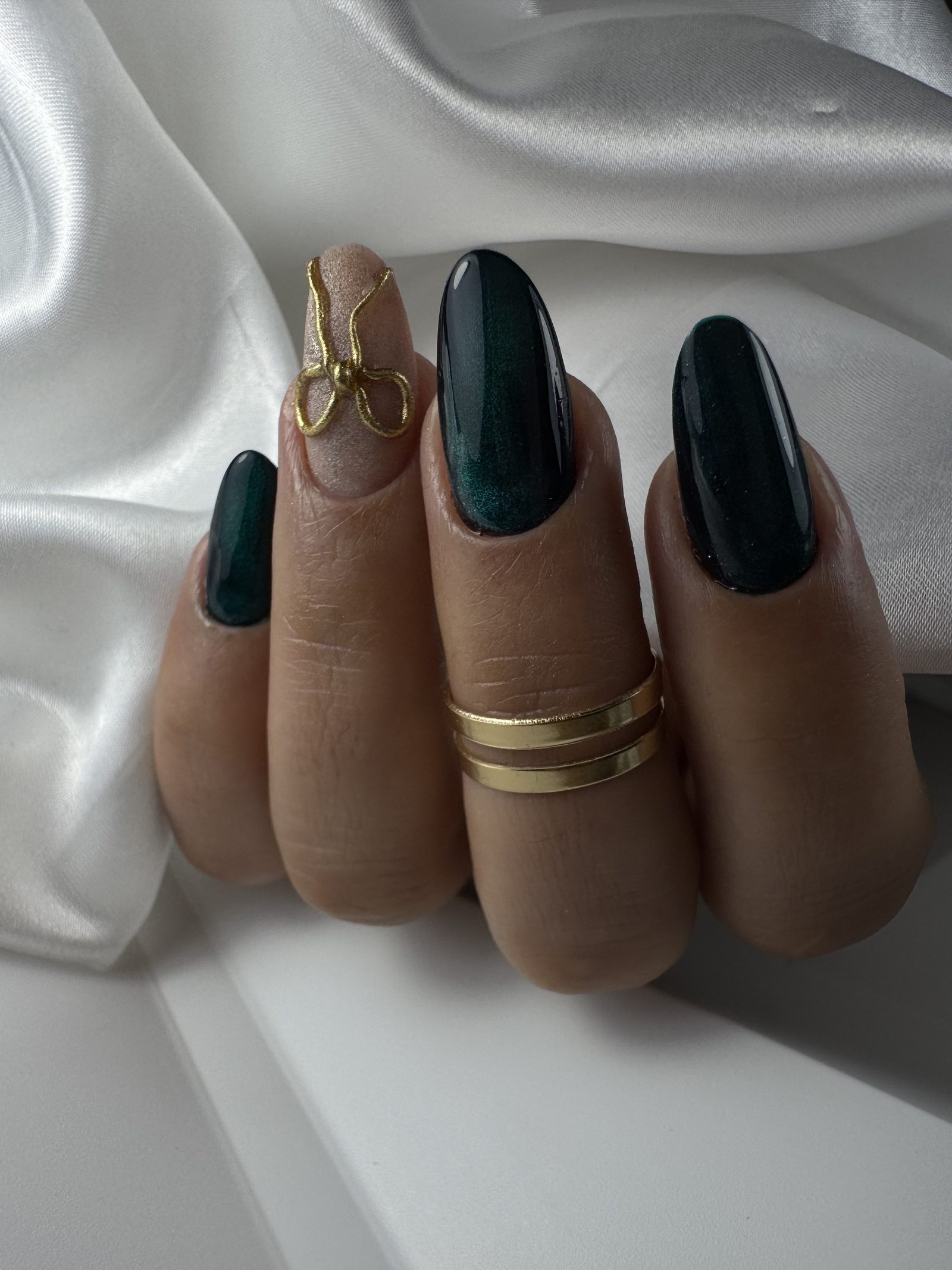 Diseño de uñas con lazo verde
