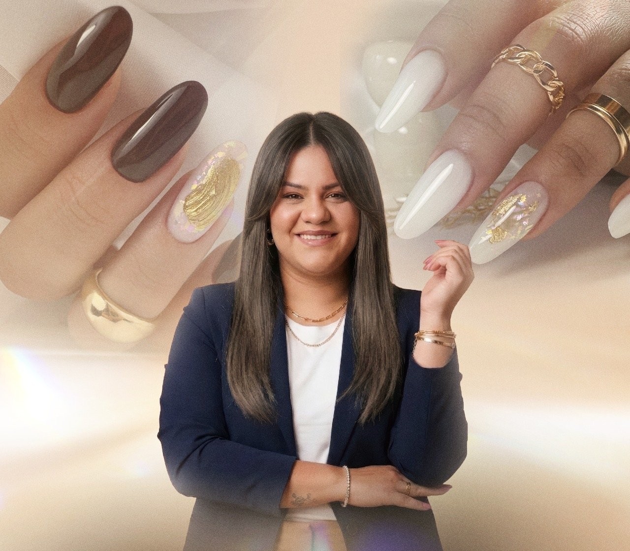 Laura Rincón, creadora de Manicurista Start, rodeada de diseños de uñas